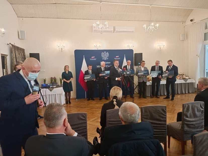 Minister i poseł Michał Cieślak w Busku-Zdroju wręczał promesy na pieniądze z Polskiego Ładu