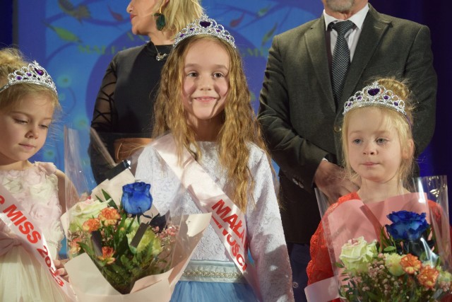 Tytuł Małej Miss Miasta i Gminy Małogoszcz 2023 oraz tytuł Małej Miss Publiczności trafił do 7-letniej Lenki Misztal ze Złotnik (w środku).