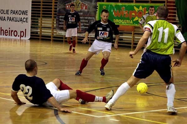 Przegrana z UPOS-em Knurów może mieć kolosalne znaczenie dla dalszych losów Heiro (w granatowych koszulkach).