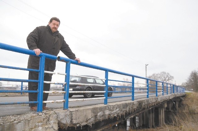 - Już kilka lat temu powinni byli zrobić ten remont. Tą trasą jeździ naprawdę wiele osób - mówi Daniel Czernicki, kierowca z Kędzierzyna-Koźla. (fot. Daniel Polak)