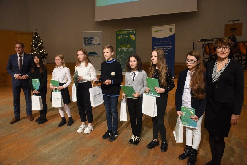 Zielona Góra. Poznaliśmy "Lubuskie talenty"! 260 uczniów z naszego regionu dostało stypendia od marszałka województwa lubuskiego [ZDJĘCIA]