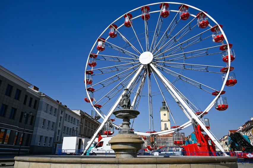 Białystok. Młyńskie koło ponownie na Rynku Kościuszki. Karuzela ruszy w sobotę [29.04.2022]