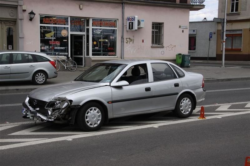 Opel zderzył się z ciężarówką.