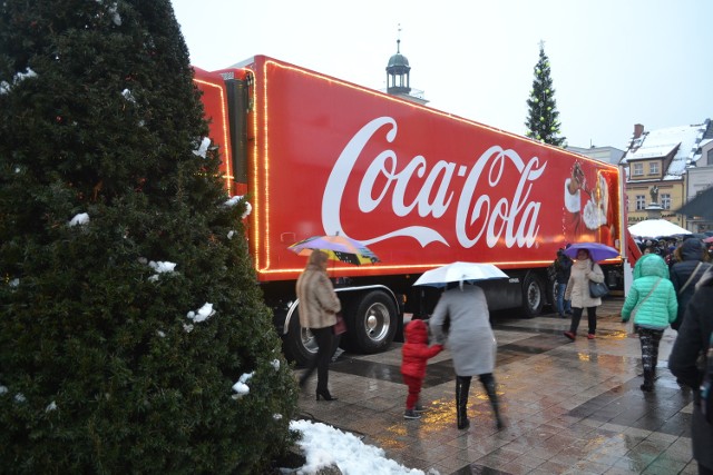 Rybnik: Wielka ciężarówka Coca-Coli zaparkowała na rynku