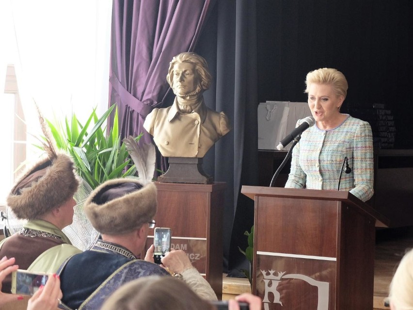 Agata Kornhauser-Duda, żona prezydenta RP uczestniczyła w gali rozdania dyplomów DSD II w VI Liceum Ogólnokształcącym w Krakowie
