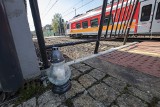 Wypadek w Puszczykowie: Dyżurna ruchu włączyła radioalarm przed zderzeniem pociągu z karetką?