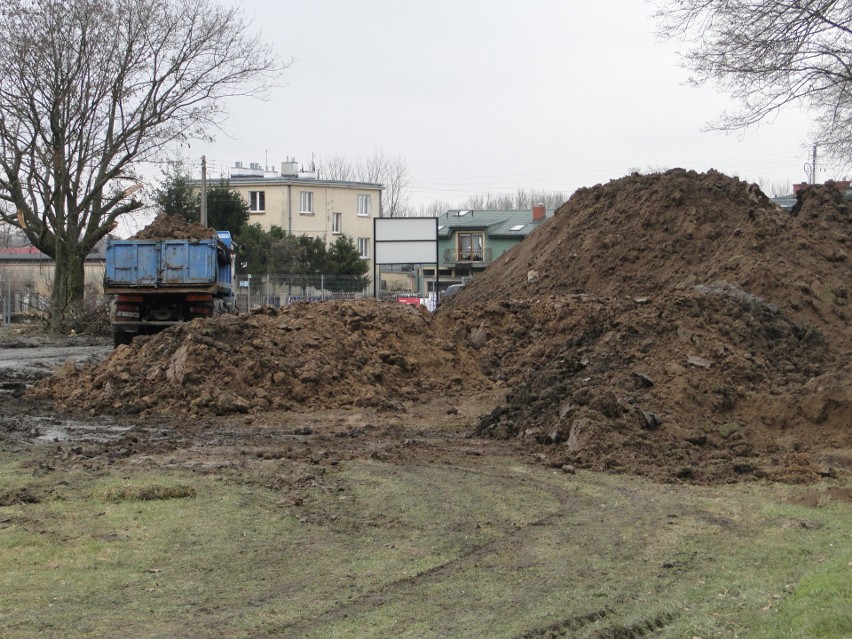 Na murawie stadionu Oskara Przysucha pracują maszyny, ryją płytę. Trwa modernizacja obiektu. Zobaczcie zdjęcia