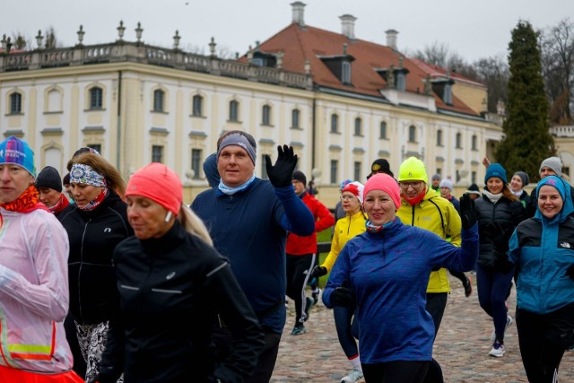 Biegacze spotykali się kilka minut przed południem w Nowy Rok  na dziedzińcu Pałacu Branickich w Białymstoku