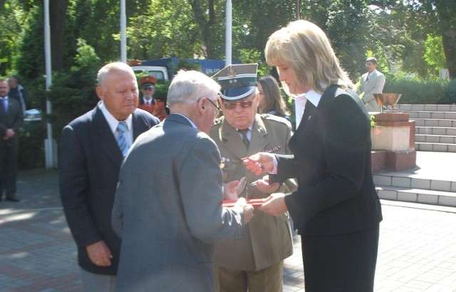 Starosta głogowski, Anna Brok, podczas obchodów 71. rocznicy wybuchu II Wojny Światowej, przy pomniku Koalicji Antyhitlerowskiej wręczyła odznaczenia kombatanckie zasłużonym głogowianom.