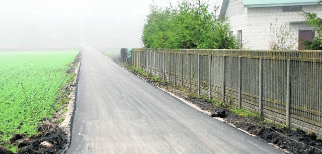 Zamiast dziur równy asfalt. Remont nawierzchni drogi w miejscowości Wola Zagojska ucieszył jeżdżących tamtędy kierowców, którzy wreszcie przestali narzekać na dziury.