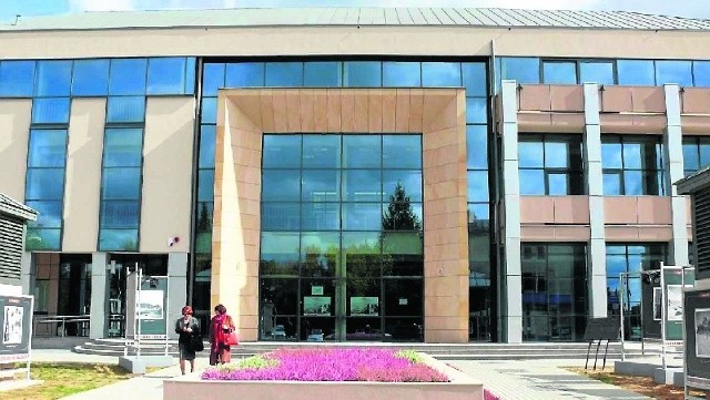 Fasada Biblioteki Międzyuczelnianej, gdzie swoje zbiory przeniesie wkrótce KUL.