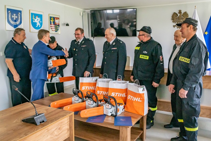 Pięć jednostek ochotniczych straży pożarnych w gminie Sędziszów otrzymało nowe piły mechaniczne. Gdzie trafiły?