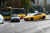 Wypadek luksusowego maserati we Wrocławiu. Sportowy wóz skończył na wysepce