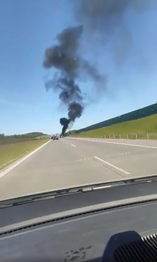 Porsche Cayenne pali się na autostradzie A1 w okolicach Mykanowa