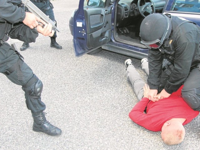 Oskarżony odpowie za to, że kierując samochodem "w sposób stanowiący poważne zagrożenie dokonał napaści na policjantów".