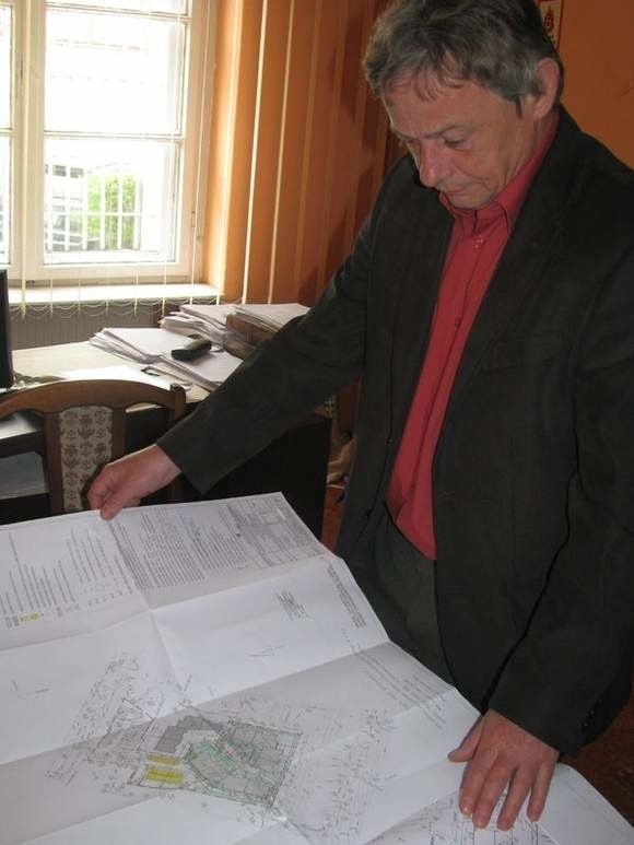 Krzysztof Filip, prezes spółki LTSB, prezentuje plany budynku.