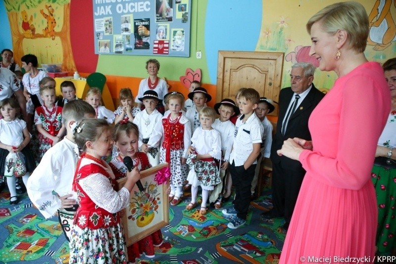 Pierwsza Dama czytała bajki góralskim dzieciom [FOTO]