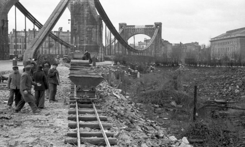 Odbudowa mostu Grunwaldzkiego. 17 sierpnia 1945 roku na...