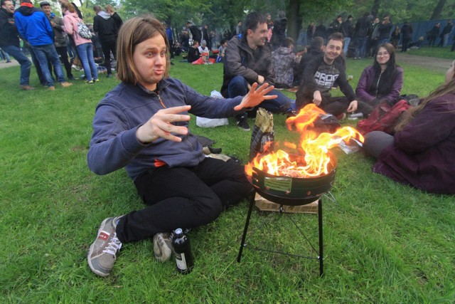 Majowy weekend przed nami, to dobry czas na grilla. Gdzie we Wrocławiu bez obawy o mandat można rozkoszować się pyszną kiełbaską z rusztu? Najlepiej zrobić to w miejscach wyznaczonych, gdzie miasto przygotowało paleniska otoczone kamieniami w których sąsiedztwie znajdują się stoliki i ławki. Są też miejsca, gdzie zbudowano grille przeznaczone do publicznego użytku dla wszystkich chętnych.Gdzie i jak legalnie grillować we Wrocławiu? Sprawdźcie na kolejnych slajdach. Możecie na nie przechodzić za pomocą strzałek lub gestów >>>