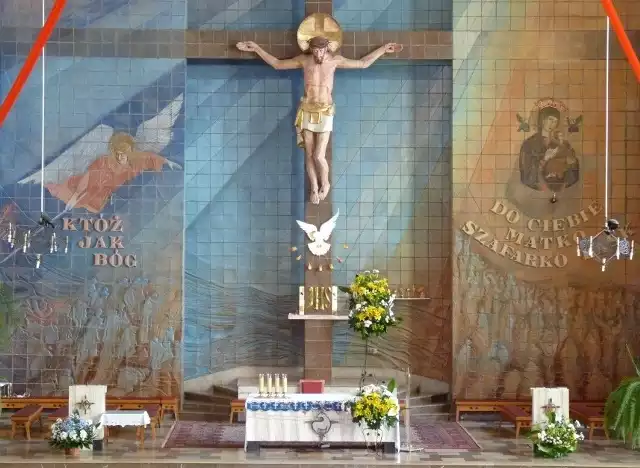 Ołtarz w kościele pod wezwaniem Matki Bożej Nieustającej Pomocy na tarnobrzeskim Serbinowie. Zdjęcie ilustracyjne
