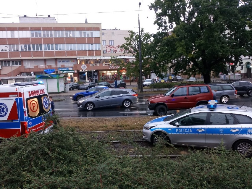 Auto na torach w centrum Szczecina. Chwilowe utrudnienia w kursowaniu tramwajów