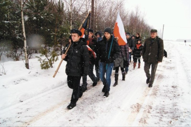 Kuźnica: Harcerze odwiedzili dwie zbiorowe mogiły, w których leżą powstańcy