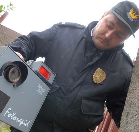 - Maszyna ustawiona na poboczu drogi w Borowie Wielkim strzela zdjęcia niemal co chwilę - mówi strażnik miejski Marek Matczak.