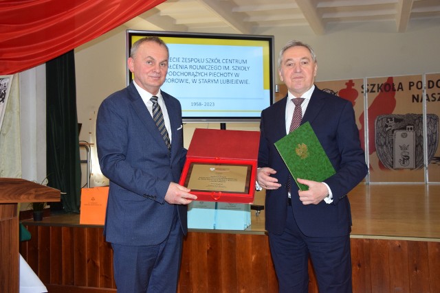 Dyrektor Roman Malicki przyjął od wicepremiera Henryka Kowalczyka list gratulacyjny oraz prezent dla szkoły.