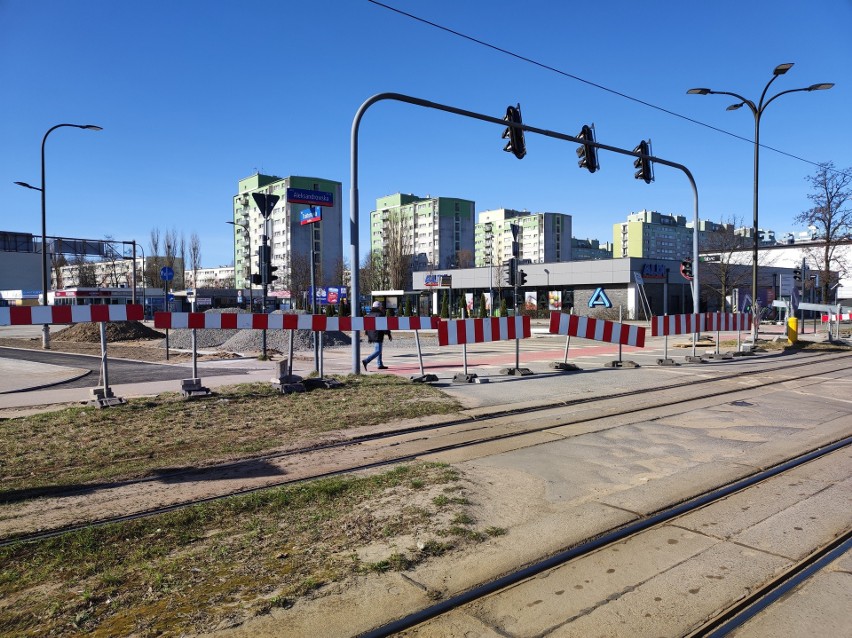 Remont Traktorowej idzie wolniej niż budowa tunelu. Kiedy skończą się objazdy na Teofilowie?