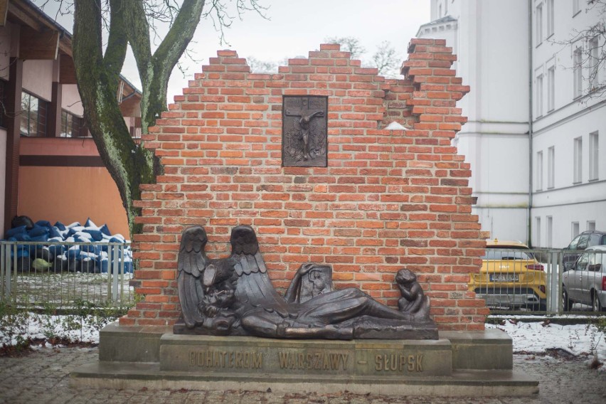Bohaterom Warszawy - Słupsk. Kopia z brązu zastąpiła oryginalną rzeźbę