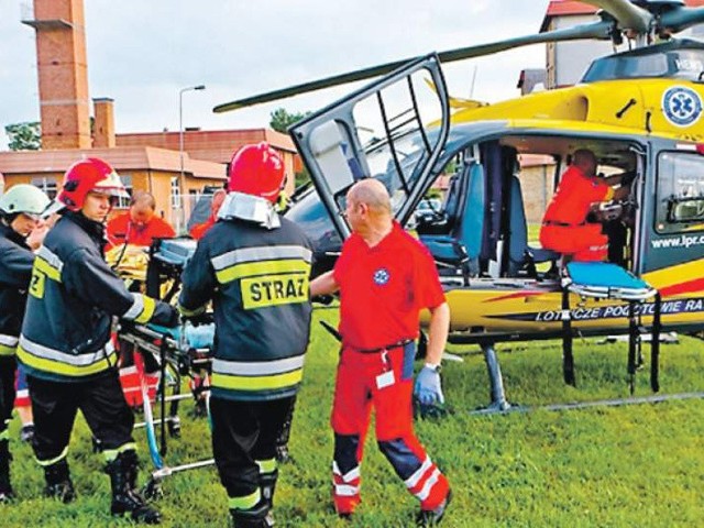 Do 31 lipca medicopter z podkoszalińskiej bazy uczestniczył już w 82 misjach ratunkowych. Między innymi przetransportował do szpitala w Koszalinie potrąconego w Kołobrzegu mężczyznę (na zdjęciu).