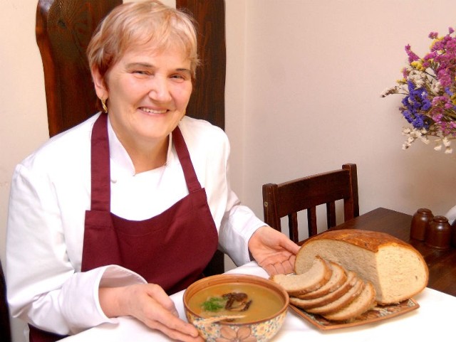 - Kwaśnica to bardzo smaczna i aromatyczna zupa - zapewnia Teresa Ferenc, szefowa kuchni.