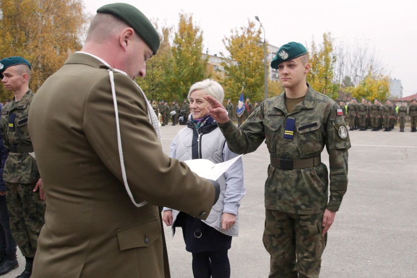 W XIV Liceum Ogólnokształcącym im. Zbigniewa Herberta w Lublinie odbyło się ślubowanie uczniów klas wojskowych. Zobacz zdjęcia