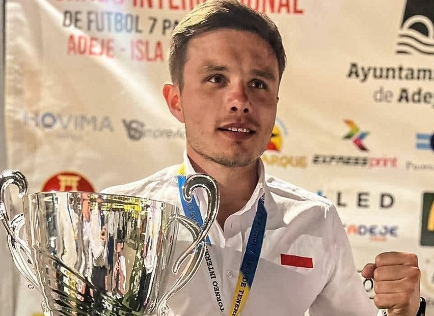 Piłkarz Zenitu Chmielnik Marcin Piotrowski z Reprezentacją Polskiej Policji wywalczył mistrzostwo świata. Turniej odbył się na Teneryfie