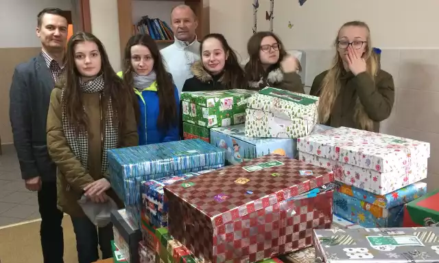 Wolontariuszki ze Szkoły Podstawowej w Cieszkowach przekazały dary od ewangelików z Niemiec dla Regionalnej Placówki Opiekuńczo-Terapeutycznej w Kazimierzy Wielkiej.
