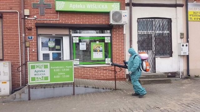 Wiślica ostro walczy z rozprzestrzenianiem się koronawirusa. Kontynuowana jest dezynfekcja miejsc publicznych na terenie miasta. ZOBACZ NA KOLEJNYCH SLAJDACH>>>Władze gminy Wiślica podjęły decyzję o prowadzeniu dezynfekcji miejsc publicznych na terenie miasta. Jest to działanie powtarzane regularnie. Odkażane są chodniki i poręcze przy aptekach, sklepach spożywczych. Ławeczki, dystrybutory na stacji paliw, a także teren przy urzędzie miejskim. "W związku z rozprzestrzenianiem się koronawirusa SARS CoV-2, Miasto i Gmina podjęło działania prewencyjne polegające na dezynfekcji miejsc publicznych, z których najczęściej korzystają mieszkańcy. Działania prowadzone są przy pomocy pracowników Zakładu Gospodarki Komunalnej. Informujemy, że zastosowany środek do dezynfekcji jest przeznaczony do stosowania w każdych warunkach, gdzie konieczne jest przeprowadzenie dokładnej i skutecznej dezynfekcji. Jest on bezpieczny dla ludzi i zwierząt." - informują władze gminy. 