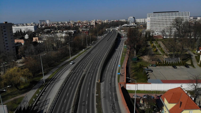 Kopcących samochodów na ulicach nie ma, a smog jest. Wiemy jaka jest tego przyczyna