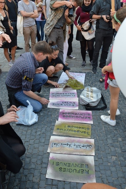 Wrocławianie wyrazili solidarność z uchodźcami. Pikieta w Rynku (ZDJĘCIA)