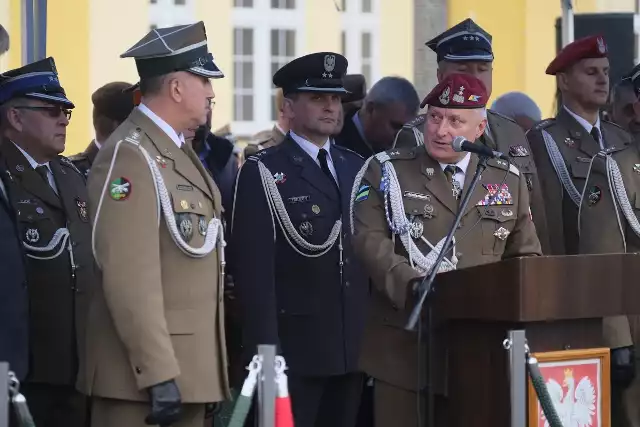 Pułkownik Dariusz Adamczyk zakończy pracę na stanowisku komendanta Centrum Szkolenia Artylerii i Uzbrojenia w Toruniu. Z tej okazji odbyło się w piątek (27.09) jego uroczyste pożegnanie.Przypomnijmy, że pułkownik Dariusz Adamczyk komendantem CSAiU został w styczniu 2015 r. Jest absolwentem toruńskiej Wyższej Szkoły Oficerskiej Wojsk Rakietowych i Artylerii, którą ukończył w 1992 roku. Służył też m.in. w pułkach artylerii w Kołobrzegu i Węgorzewie oraz na misjach w Syrii i Kosowie.Polecamy: Jakie są zarobki w wojsku? Sprawdź stawki 2019Obowiązki szefa centrum przejął wczoraj podpułkownik Roman Piotrowski, zastępca pułkownika Dariusza Adamczyka.Sprawdź koniecznie: Slang wojskowy. Czy znasz takie słowa?