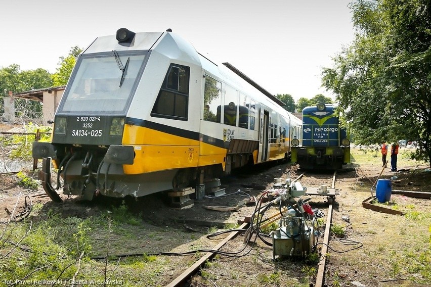 Szynobus wypadł z torów. Nie jeżdżą pociągi na trasie Wrocław - Trzebnica (ZDJĘCIA)