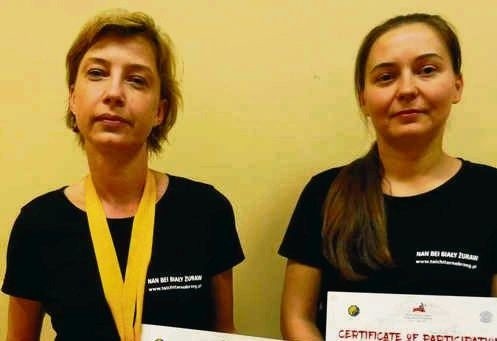 Jadwiga Sochaj  od lewej i debiutantka Agnieszka Janczara z certyfikatami wywalczonych miejsc i medalami