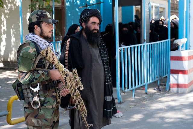 Po ponad rocznych rządach talibowie nakazują stosować w pełni prawo szariatu.