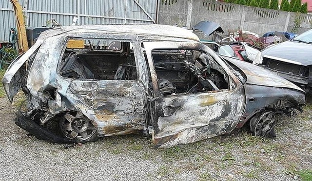 Młodzi mężczyźni zostawili swoją ranną koleżankę w rowie, a samochód podpalili, by zatrzeć ślady i uciekli. Policję o wypadku powiadomił przejeżdżający przez Jarocin kierowca.