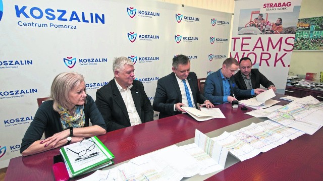 Umowę na realizację budowy nowej części ul. Władysława IV podpisali wczoraj prezydent Koszalina Piotr Jedliński (trzeci od lewej) i Rafał Stenka z firmy Strabag 