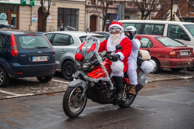 Mikołaje przejechali na motocyklach ulicami miasta. Motocykliści podczas swojej przejażdżki zatrzymali się na obornickim Rynku, gdzie odbywał się Wielki Świąteczny Jarmark. Zdjęcie ze zmotoryzowanymi Mikołajami było jedną z atrakcji dla uczestników jarmarku.Zobacz więcej zdjęć ze Świątecznej Parady Mikołajów w Obornikach --->>>