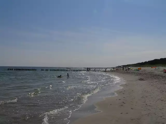 Chałupy Z pewnością najpopularniejsza plażą naturystów jest ta położona między Chałupami a Kuźnicą Helską. Rozciąga się ona na odcinku 3 km. To tutaj rozpoczał działać ruch naturystyczny w Polsce. Swoją popularność plaża zyskała również dzięki Zbigniewowi Wodeckiemu, który śpiewał o plaży w piosence "Chałupy welcome to". Dziś plaża straciła nieco na popularności, ale i tak można tutaj spotkać miłośników opalania na golasa. Plażę osłania niewielka wydma i rosnący na niej lasek sosnowy, który chroni opalających się przed wścibskim wzrokiem podglądaczy. Z pewnością atutem plaży jest również łagodne zejście do morza, czysta woda i drobny piasek.Plaże nad Bałtykiem czekają na turystów