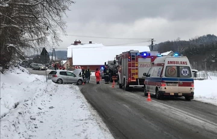 Podole Górowa. Zderzenie ciężarówki z samochodem osobowym. Jeden kierowca w szpitalu [ZDJĘCIA]