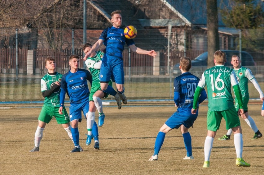 Piłkarze Olimpii Zambrów (na niebiesko) pokonali Puszczę...