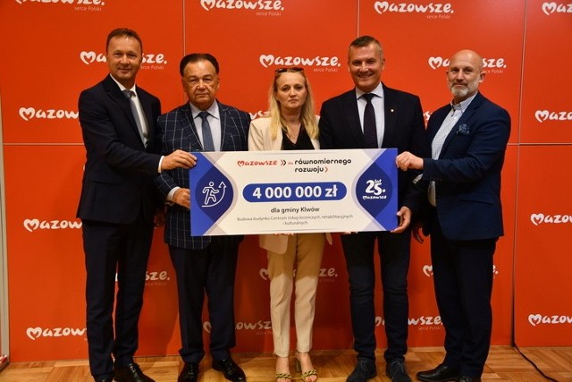 Cztery miliony złotych dostanie gmina Klwów od samorządu Mazowsza na budowę Centrum Usług.
