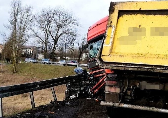 Czerwonka. Wypadek na DK 8. Ciężarówka zderzyła się z osobówką